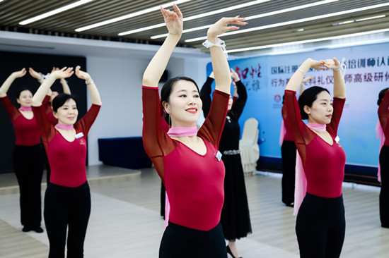 女人之美在于形體,做一個(gè)姿態(tài)優(yōu)雅的女人